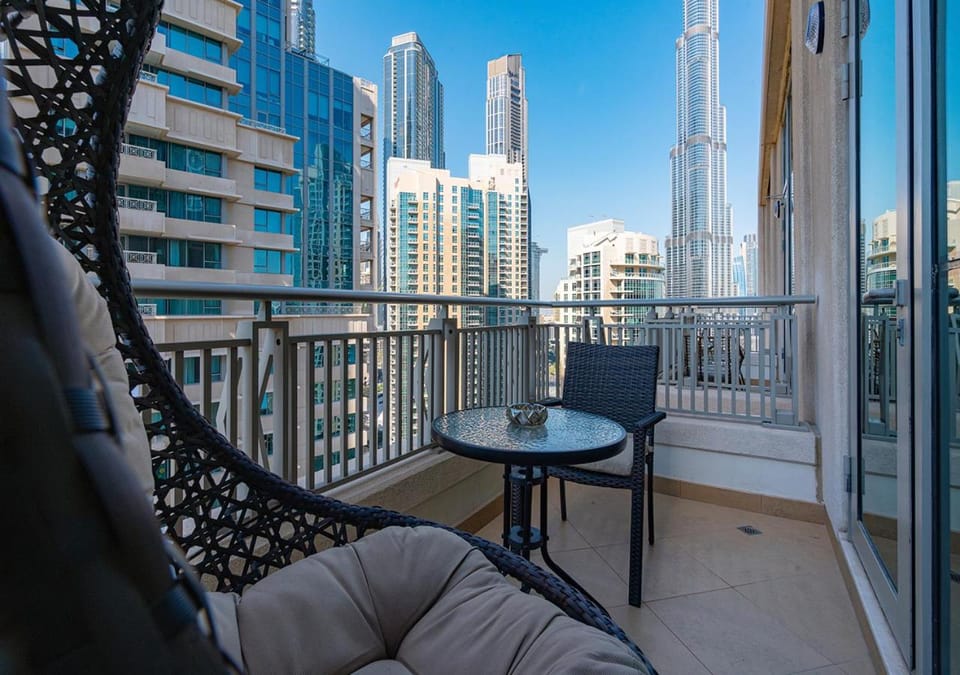 Day, View (from property/room), Balcony/Terrace, Living room, Seating area, City view