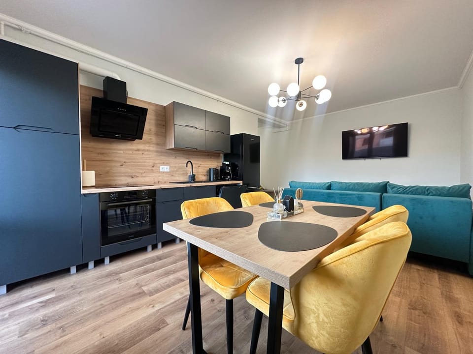 Seating area, Dining area