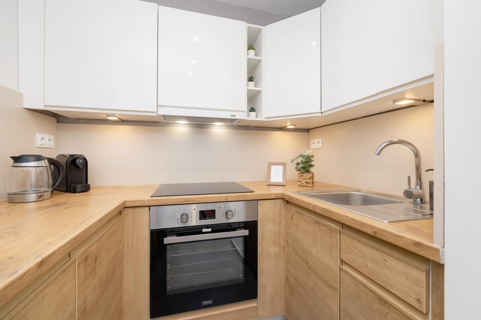 Coffee/tea facilities, Kitchen or kitchenette, stove