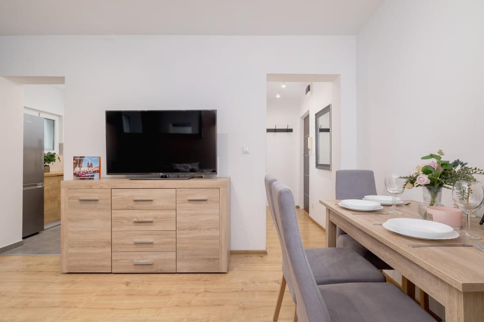 TV and multimedia, Living room, Seating area, Dining area, Evening entertainment