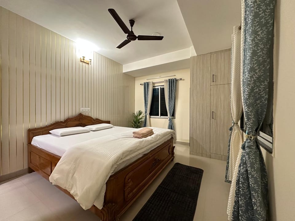 Bed, Photo of the whole room, Bedroom, towels