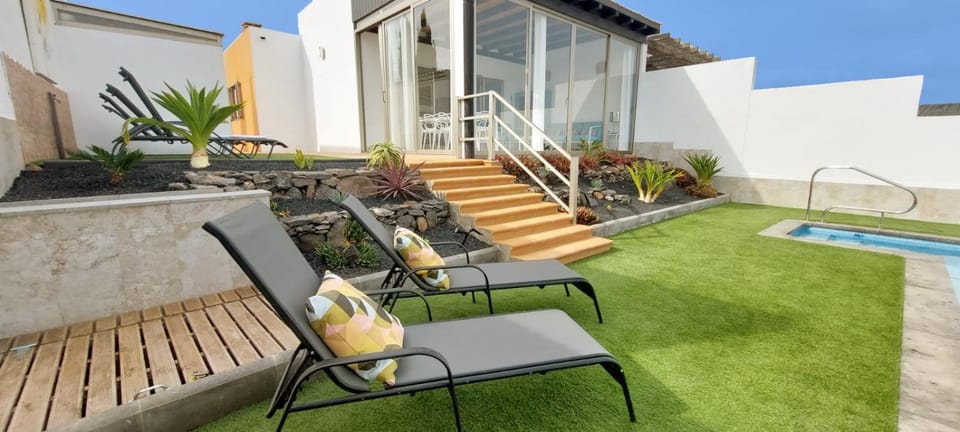 Property building, Patio, Day, Garden, Balcony/Terrace, Garden view, Pool view, Swimming pool, sunbed