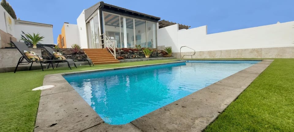 Property building, Patio, Day, Garden, Garden view, Pool view, Swimming pool, sunbed