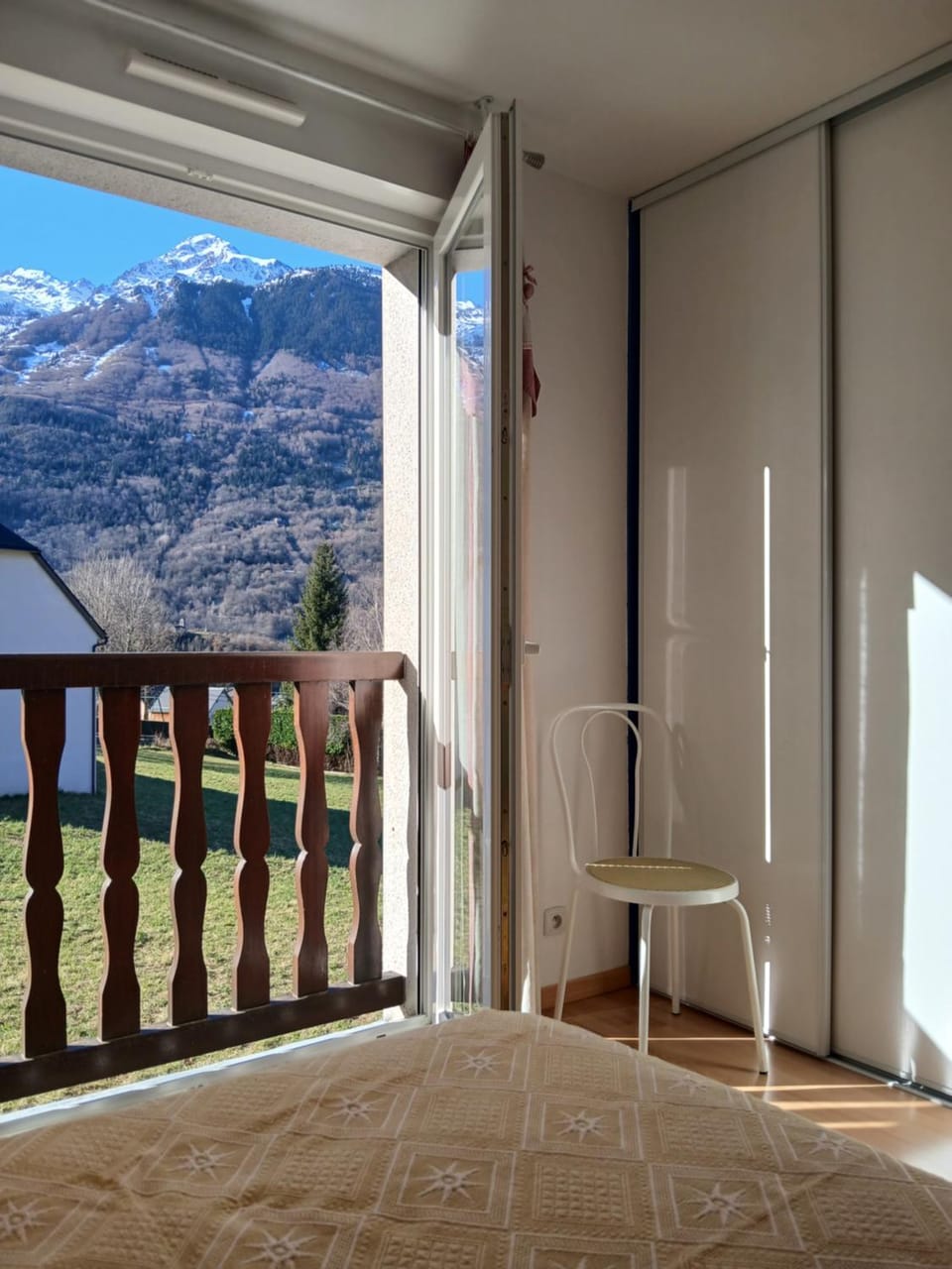 Bedroom, Mountain view