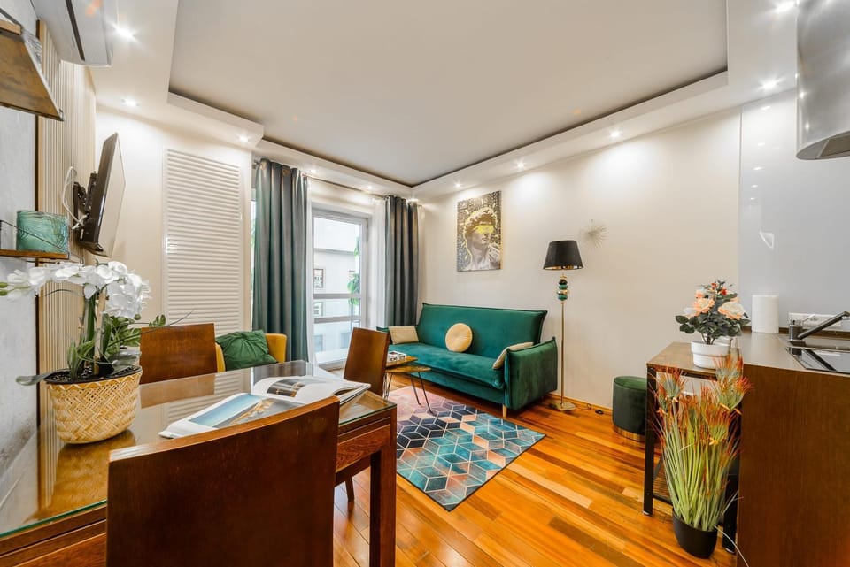 TV and multimedia, Kitchen or kitchenette, Living room, Seating area