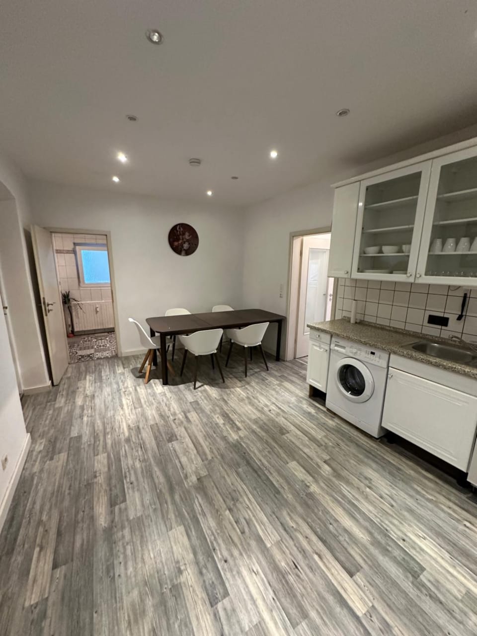 Kitchen or kitchenette, Dining area, washing machine