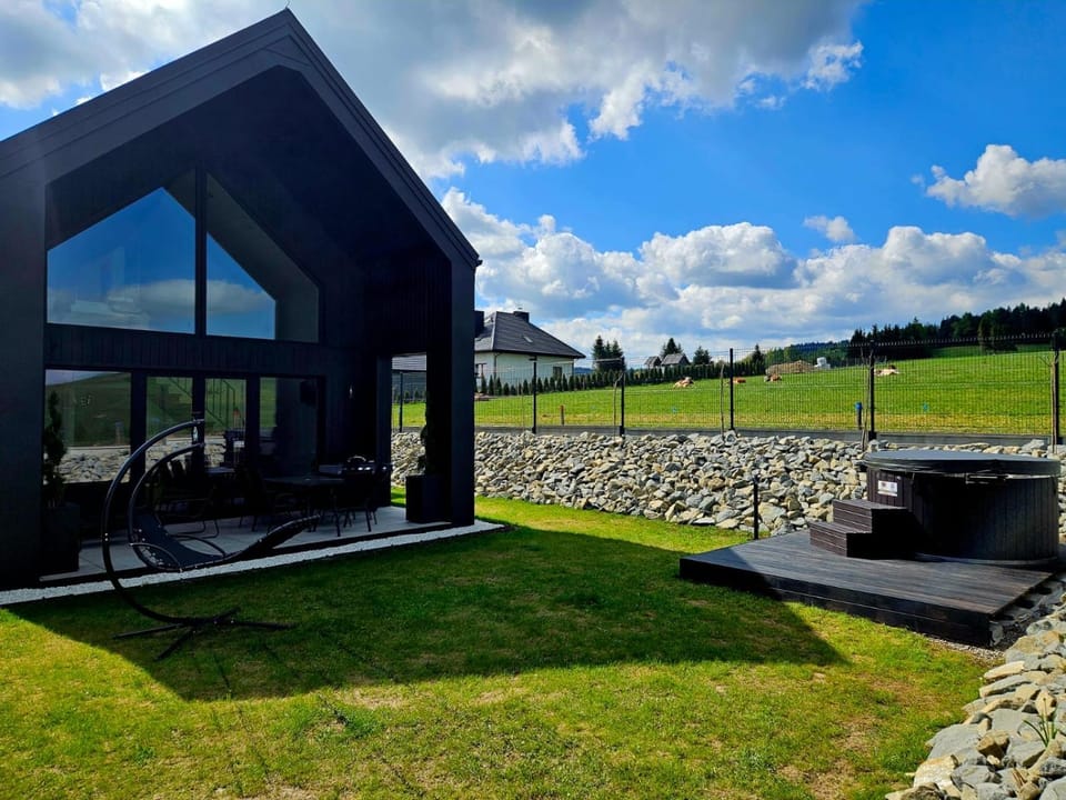 Property building, Day, Natural landscape, Garden, Garden view