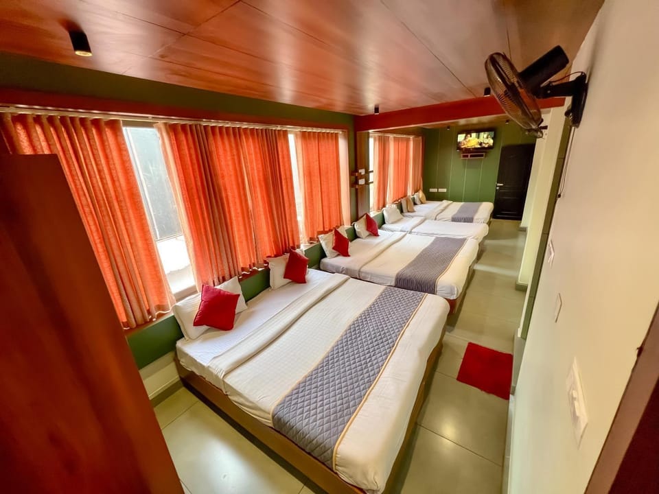 Bed, TV and multimedia, Photo of the whole room, Bedroom, Food, Family, internet, room service, towels