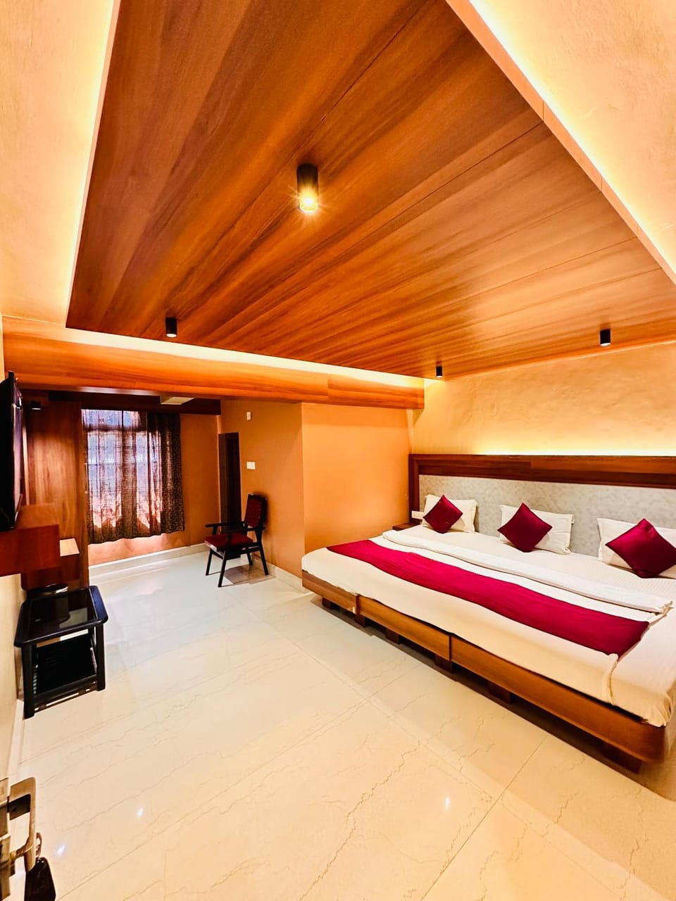 Bed, TV and multimedia, Photo of the whole room, Seating area, Bedroom, cot, room service