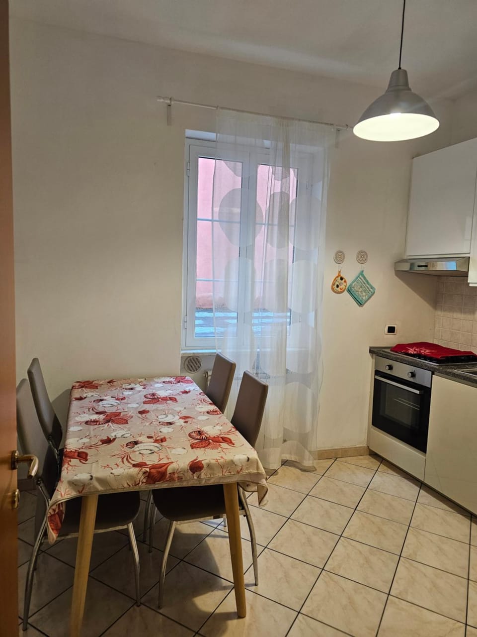 Kitchen or kitchenette, Dining area, stove