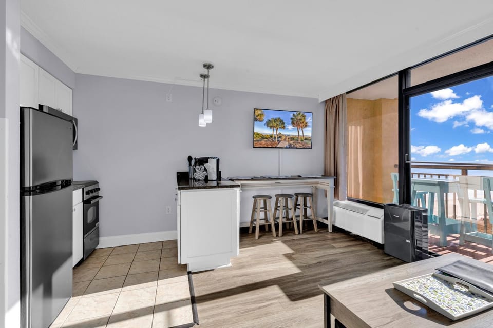 View (from property/room), Kitchen or kitchenette, Dining area
