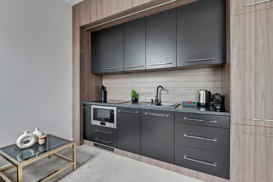 Coffee/tea facilities, Kitchen or kitchenette, oven, stove