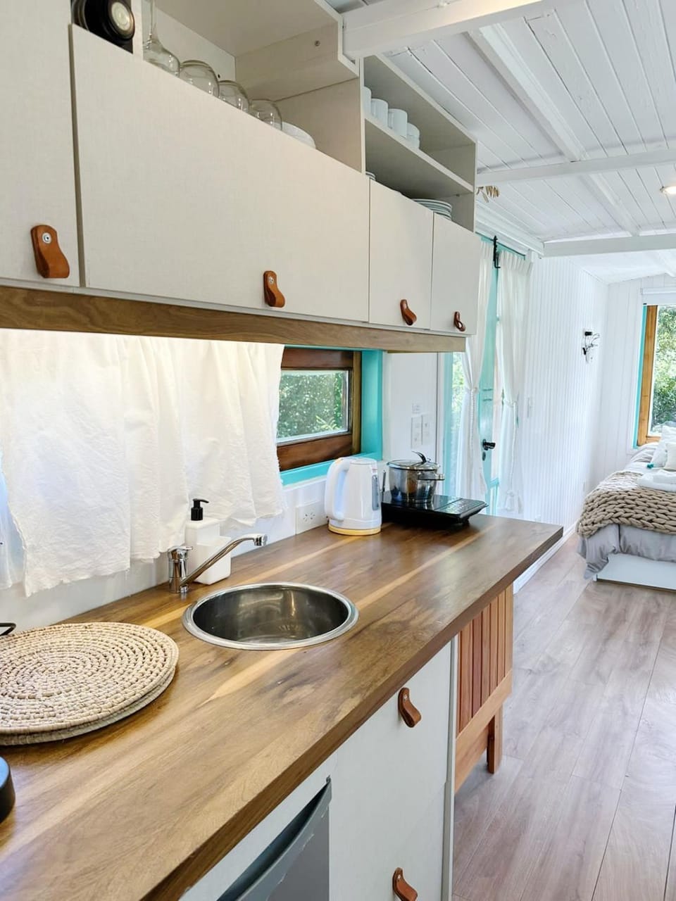 Kitchen or kitchenette, Photo of the whole room, stove