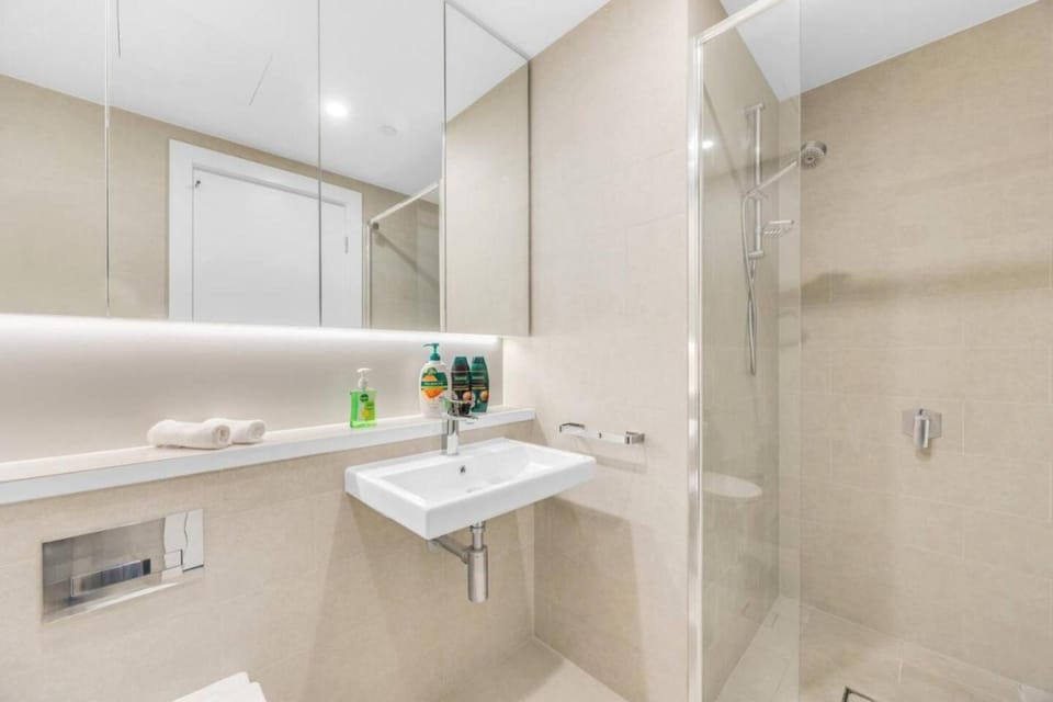 Shower, Toilet
