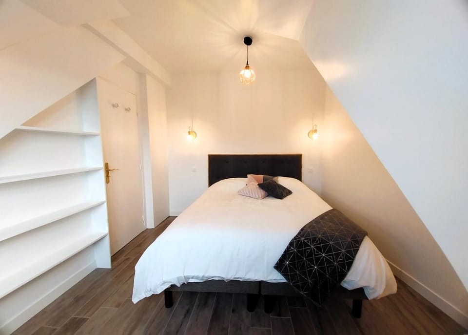 Bed, Photo of the whole room, Bedroom