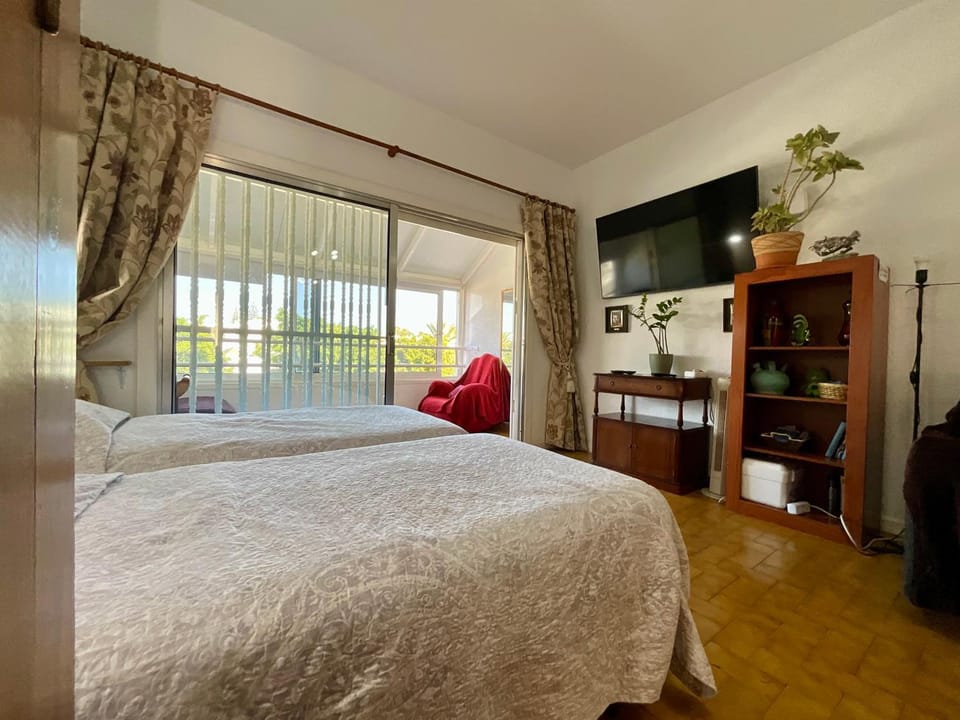 Bed, TV and multimedia, View (from property/room), Bedroom
