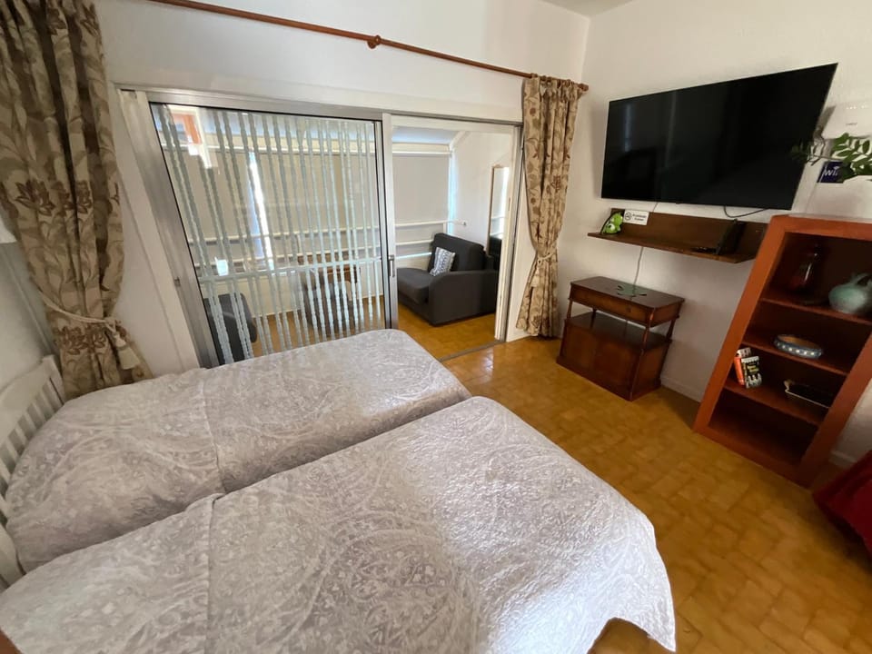 Bed, TV and multimedia, View (from property/room), Bedroom