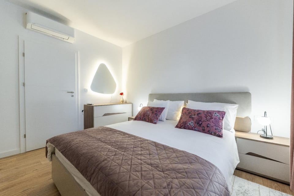 Bed, Photo of the whole room, wardrobe, air conditioner