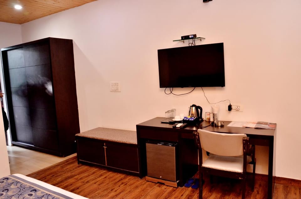 TV and multimedia, Coffee/tea facilities, minibar, wardrobe
