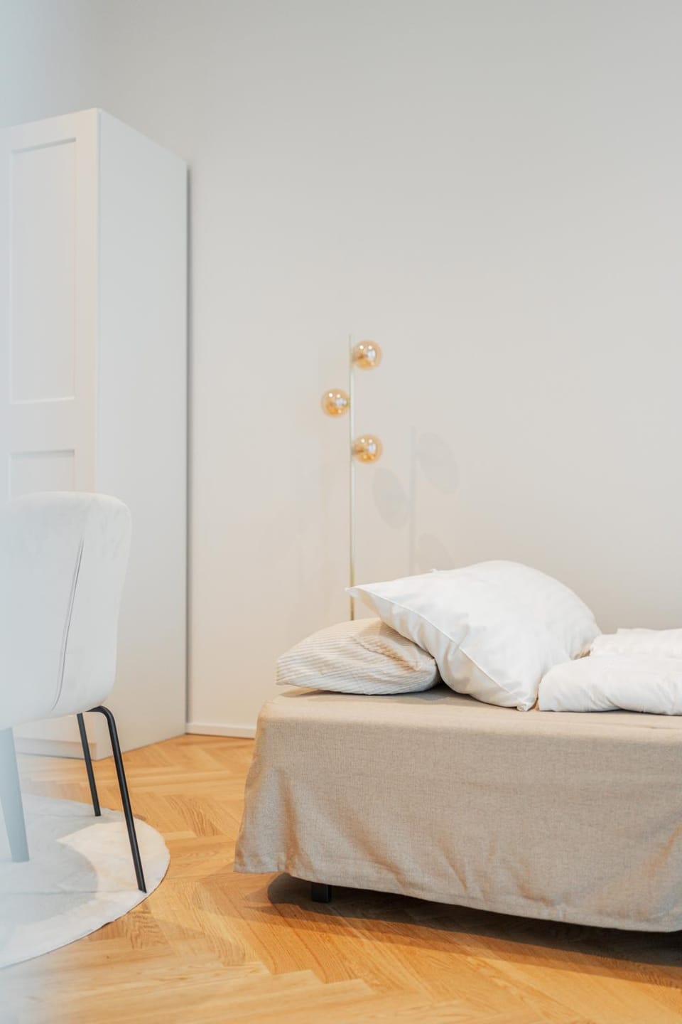 Bed, towels