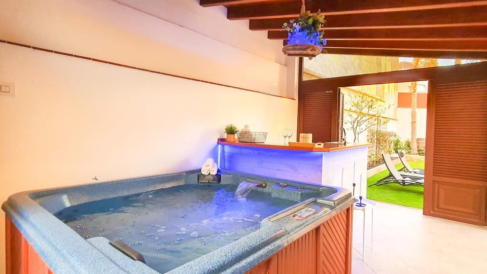 Hot Tub, Hot Tub, Inner courtyard view