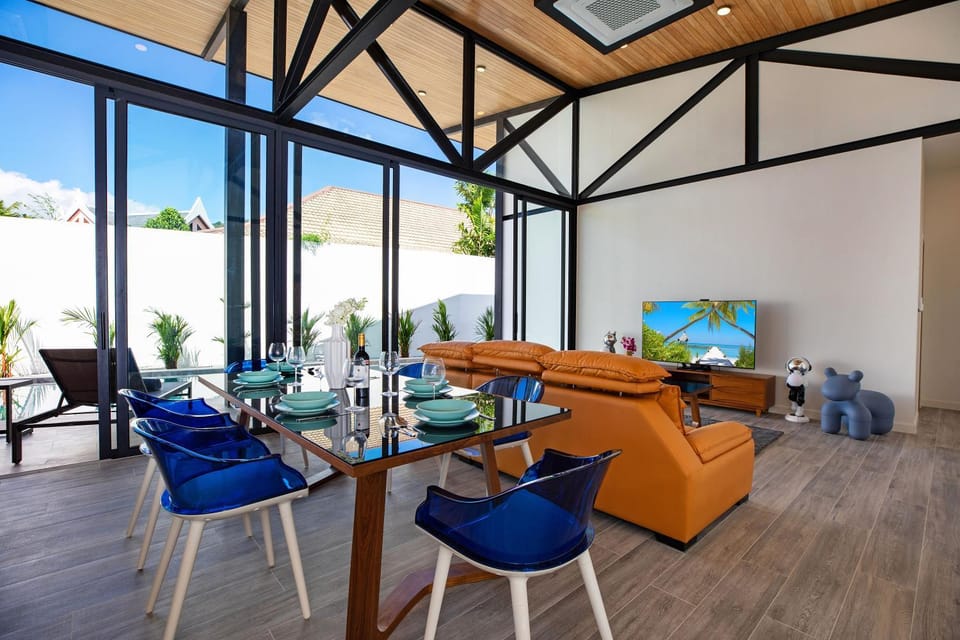 TV and multimedia, Living room, Seating area, Dining area