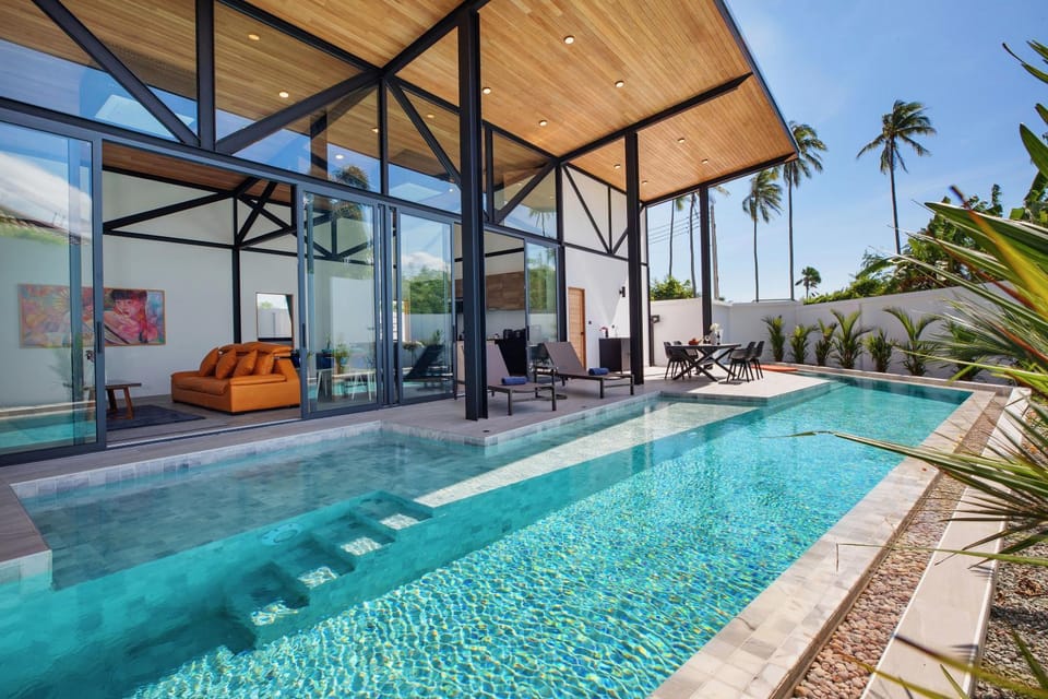 Patio, Day, Swimming pool, Swimming pool, sunbed