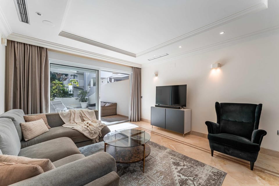Aloha Hills Club Pools Spa Gym Apartment in Marbella