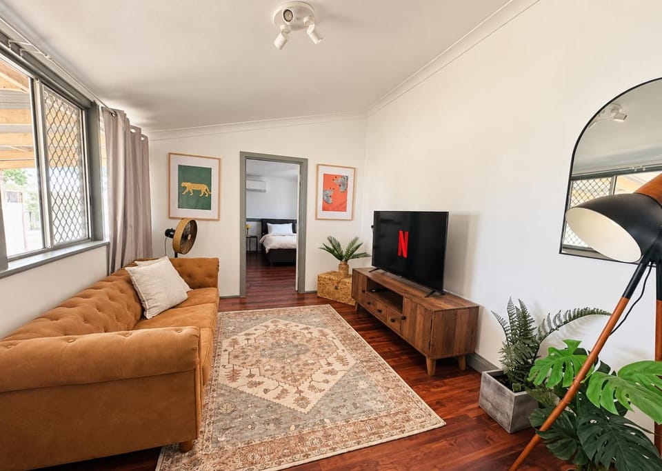 4BR Central Dubbo Family Home, 2 Living Areas, Large Backyard, Sleeps 8 House in Dubbo
