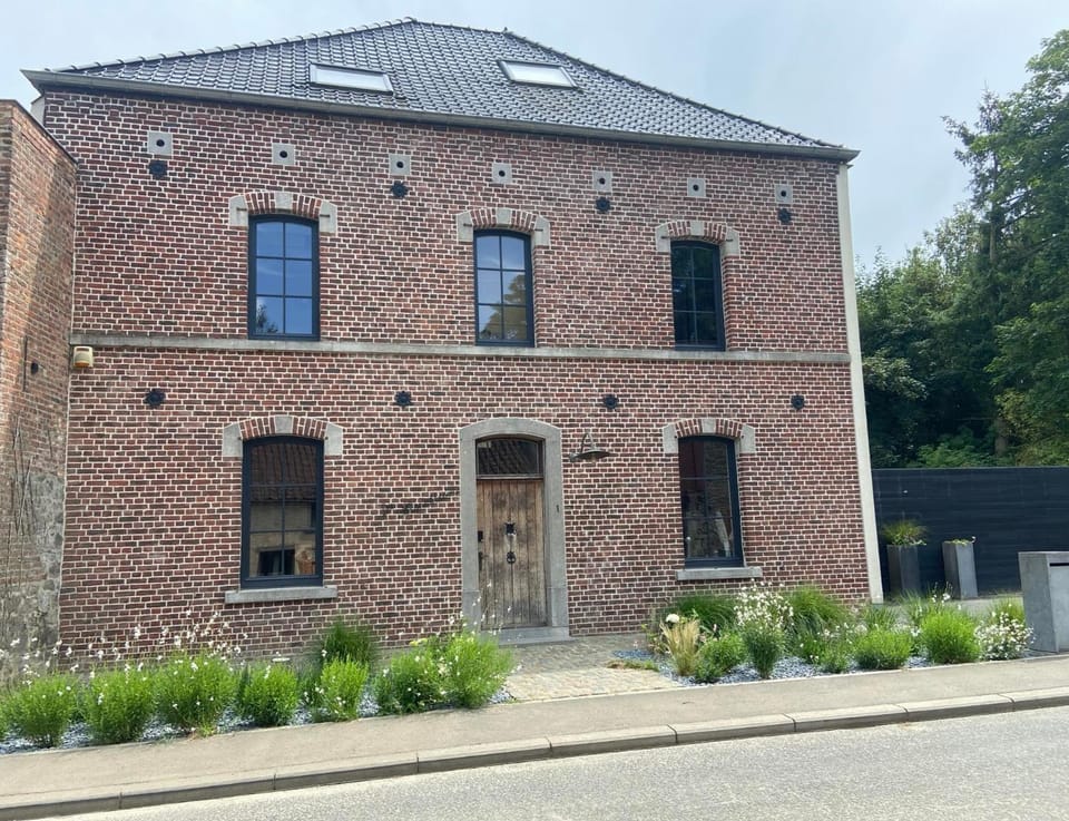 Property building, Facade/entrance, Day