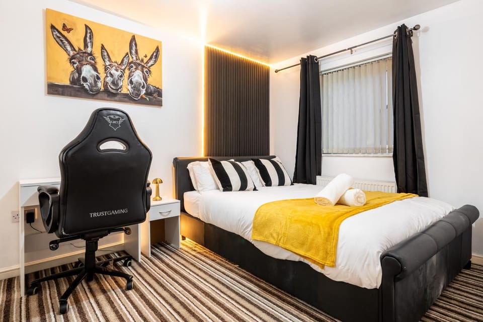 Bed, Photo of the whole room, Seating area, Bedroom