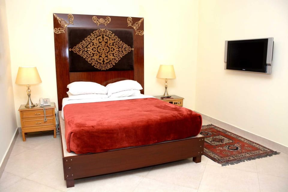 Communal lounge/ TV room, Bed, Photo of the whole room, Bedroom