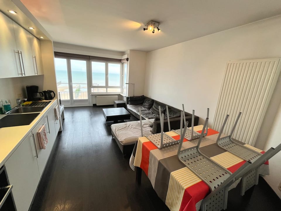 Kitchen or kitchenette, Living room, Seating area, stove