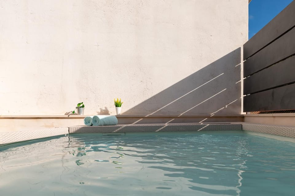 Day, Swimming pool