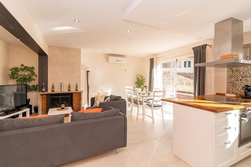 TV and multimedia, Kitchen or kitchenette, Living room, Dining area, air conditioner
