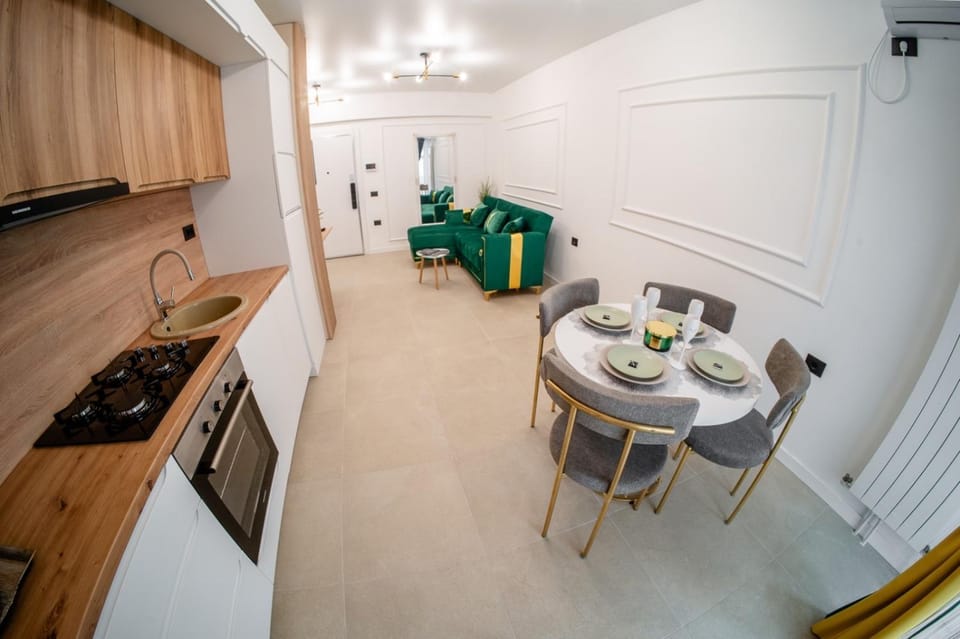 Coffee/tea facilities, Kitchen or kitchenette, Living room, Dining area