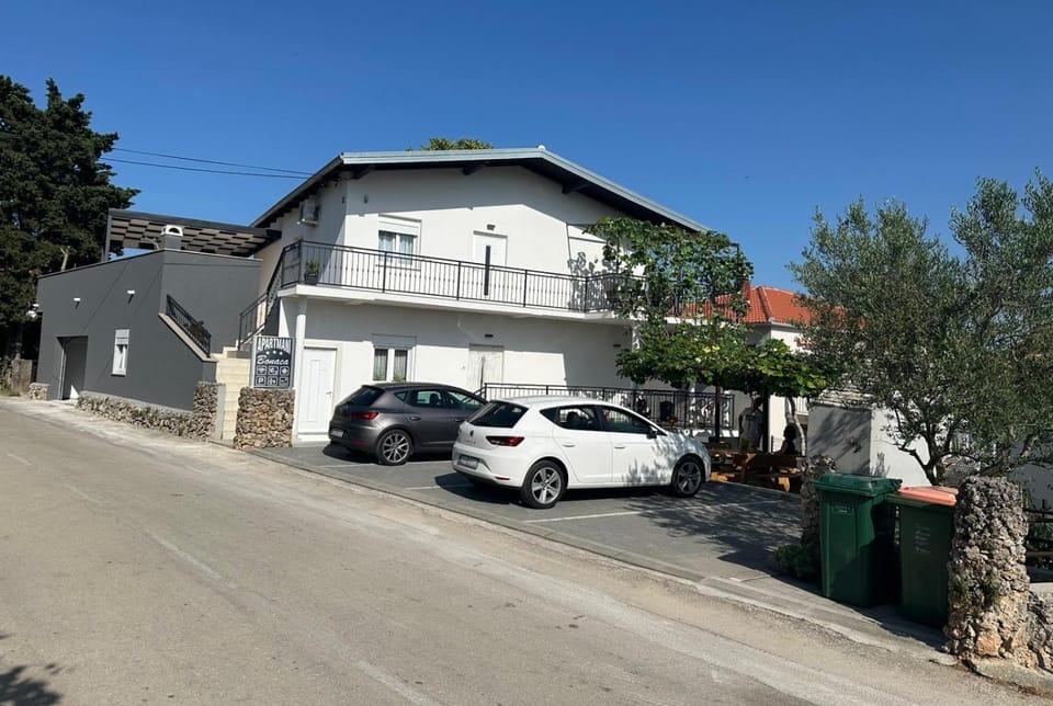 Property building, Garden, Parking, fireplace