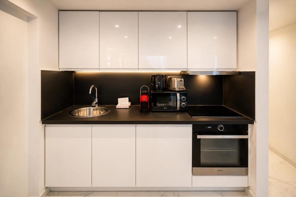 FRGK Victoria 4 Central Cannes studio Terrace, AC & Ultra-Fast Wi-Fi Apartment in Cannes