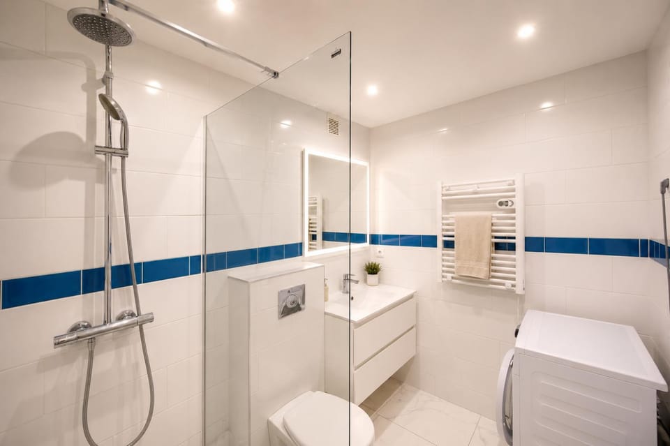FRGK Victoria 4 Central Cannes studio Terrace, AC & Ultra-Fast Wi-Fi Apartment in Cannes