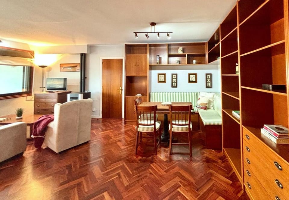 TV and multimedia, Seating area, Dining area