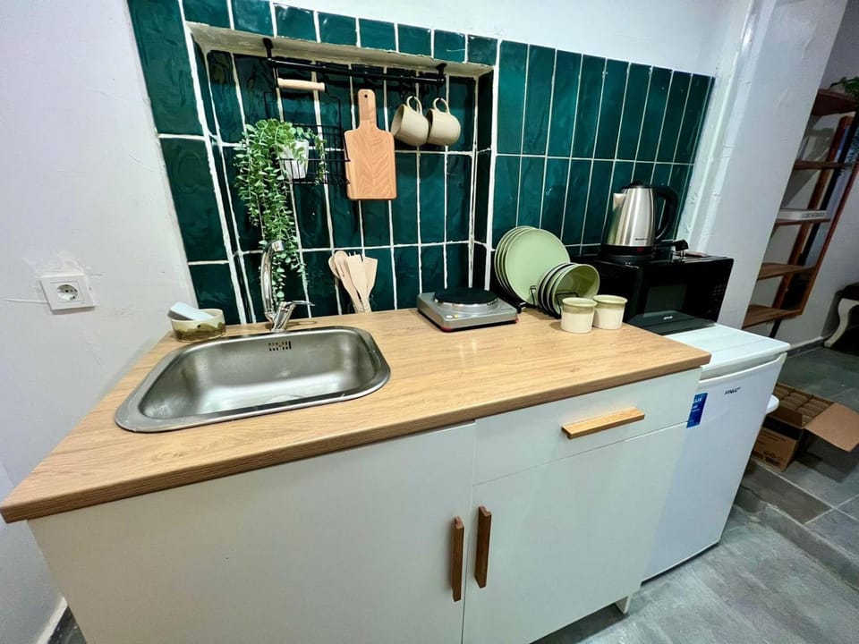 Kitchen or kitchenette, microwave, minibar, stove