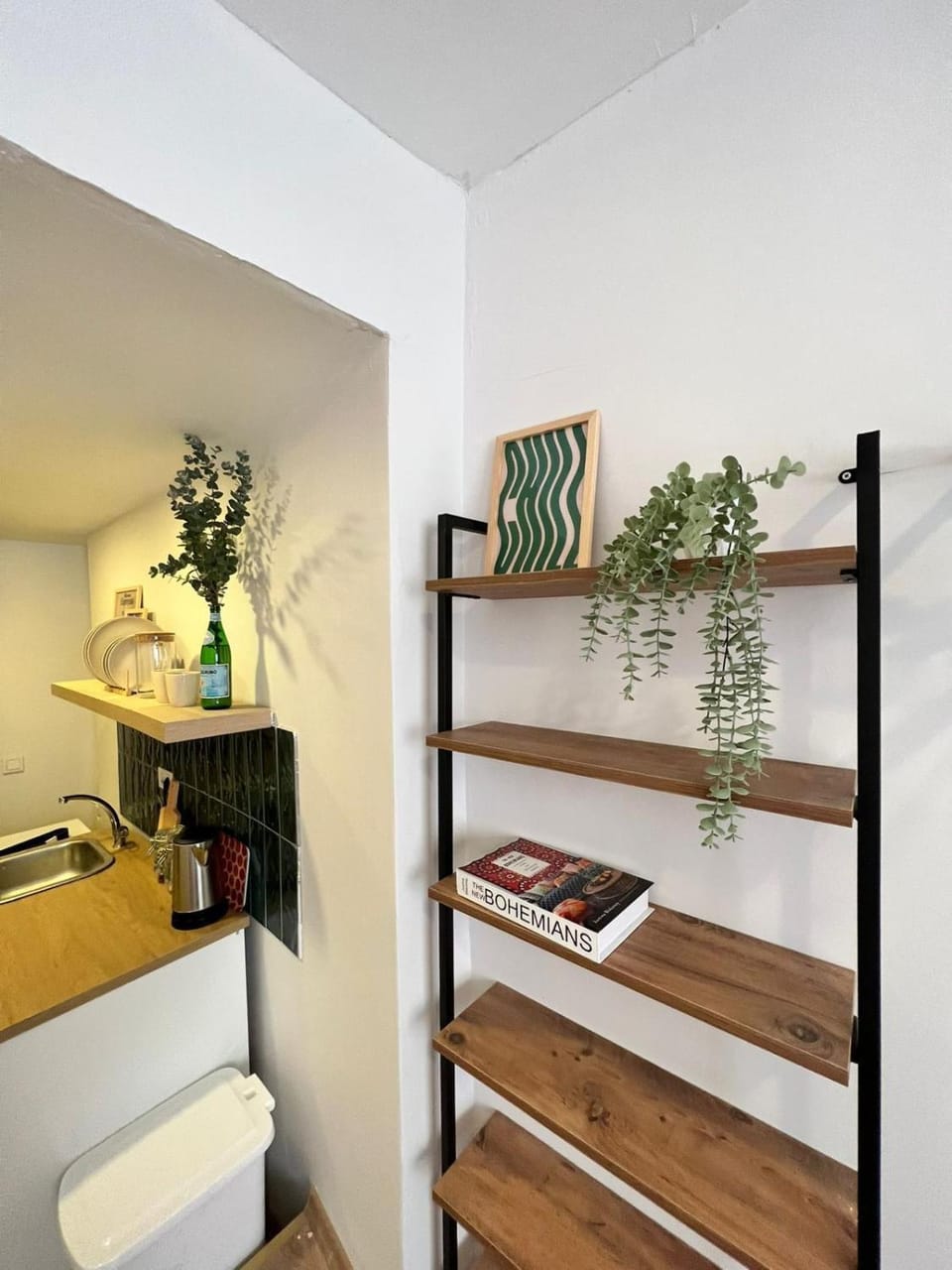 Coffee/tea facilities, Kitchen or kitchenette, Decorative detail, wardrobe