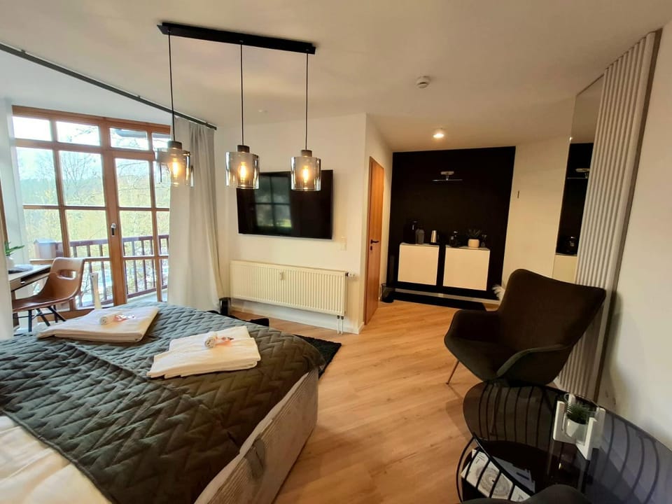 Bed, TV and multimedia, Living room, Photo of the whole room, Seating area, Bedroom