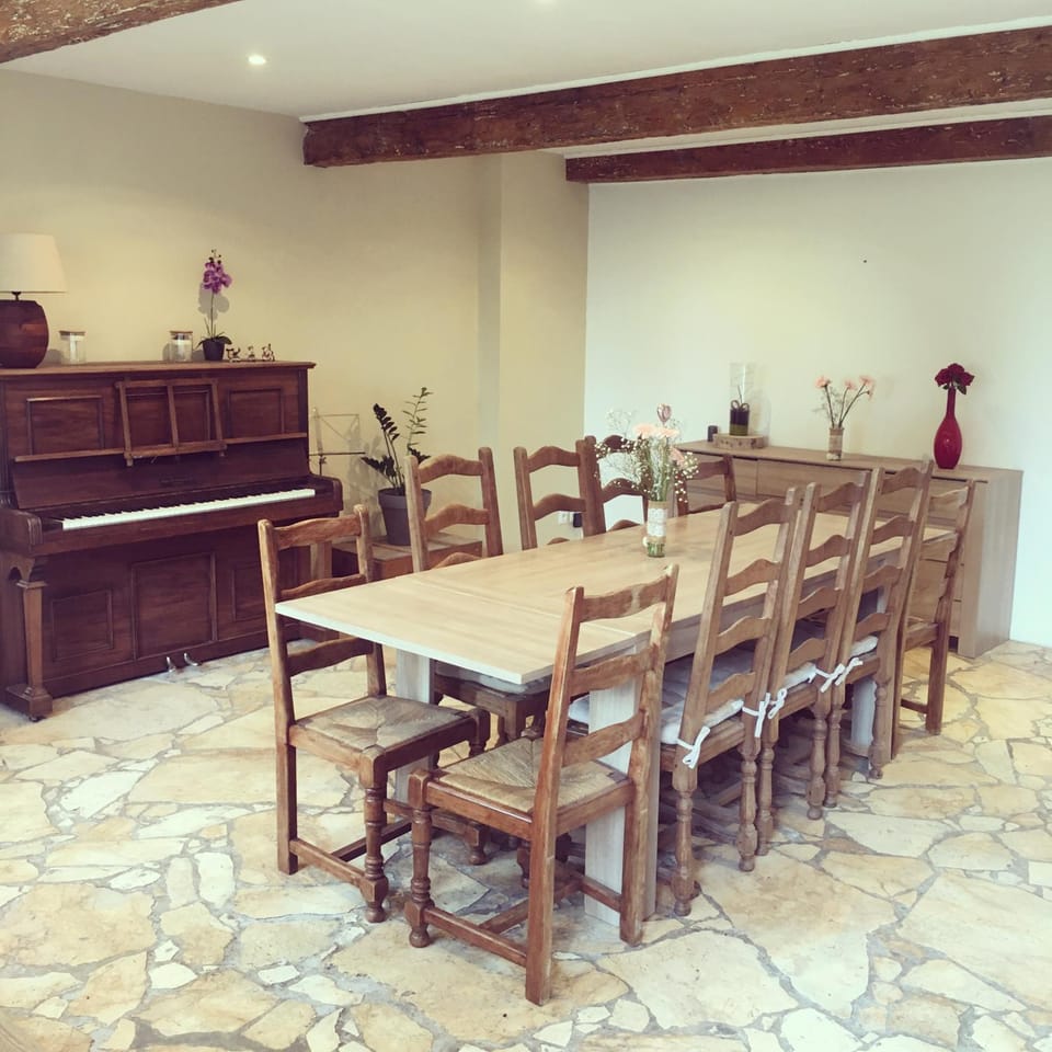 Seating area, Dining area