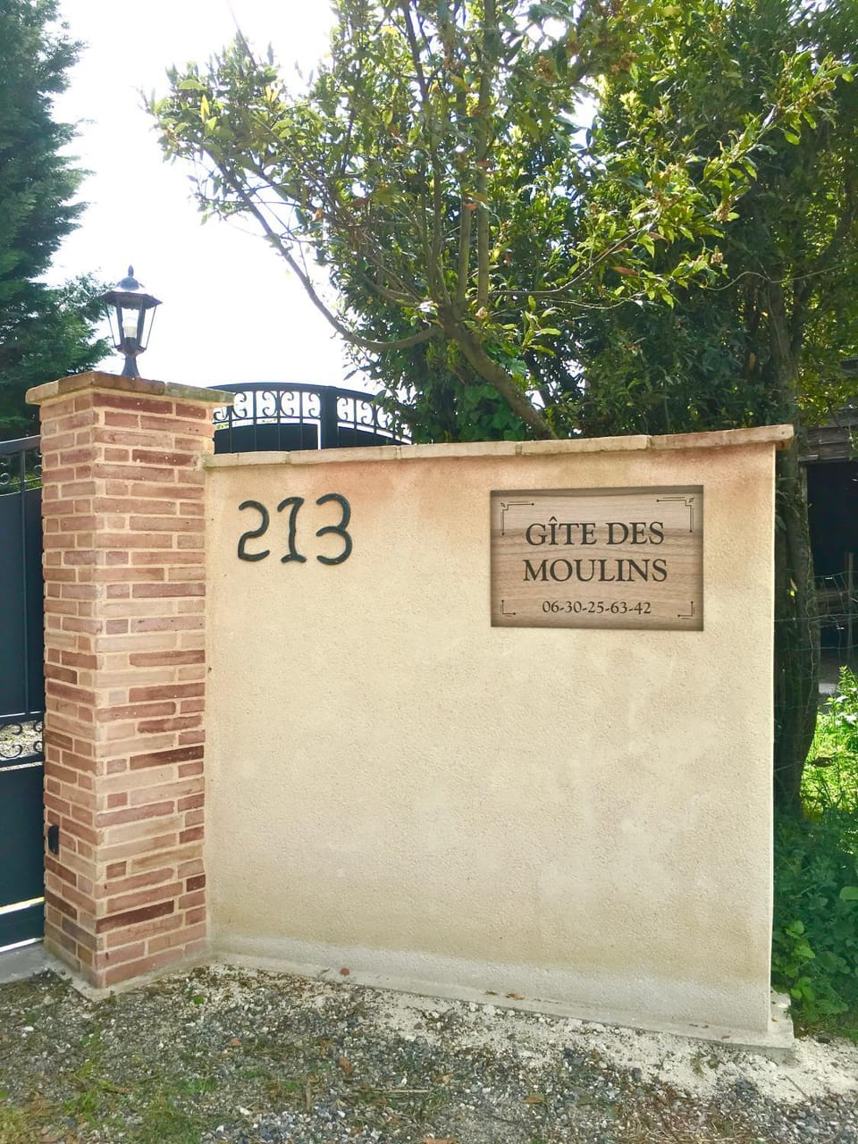 Facade/entrance, Text overlay