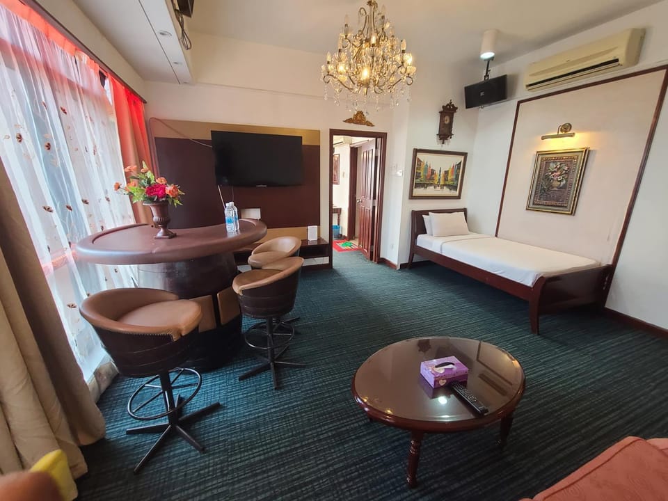 Bed, TV and multimedia, Living room, air conditioner