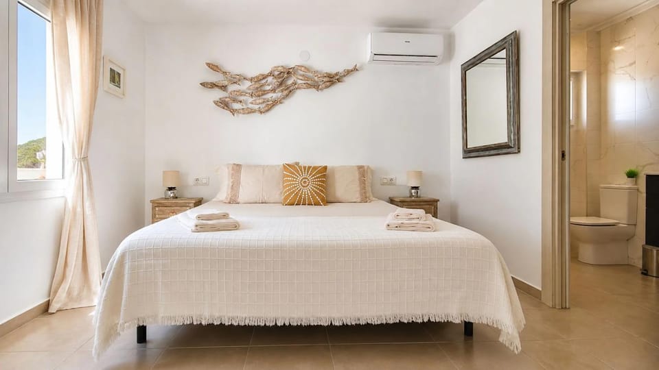 Bed, Bedroom, towels, air conditioner