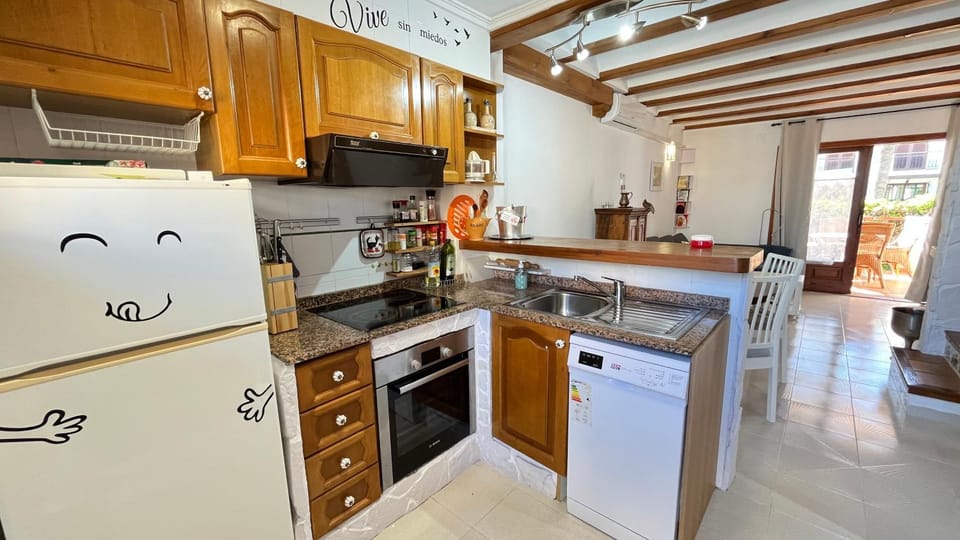 Kitchen or kitchenette, dishwasher, oven