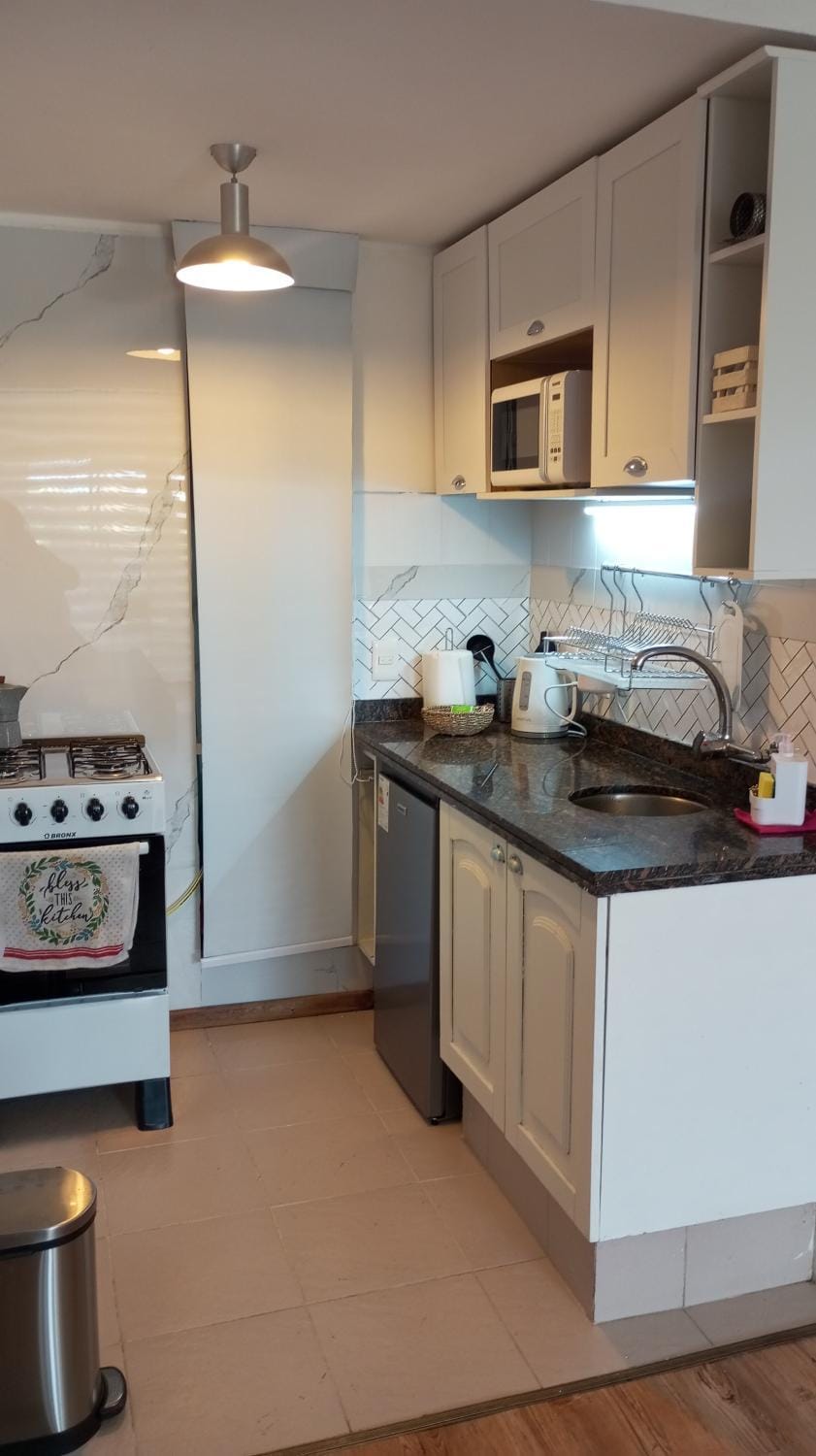 Coffee/tea facilities, Kitchen or kitchenette, stove