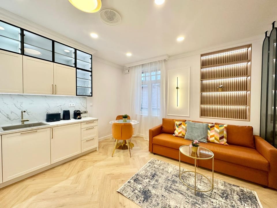 Kitchen or kitchenette, Living room, Seating area, Dining area, stove